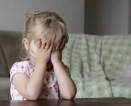 孩子又无理取闹了?吓唬打骂不可取,学会这4步就够了