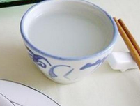 新生儿便秘可以吃什么？母乳喂养缓解宝宝便秘最有效