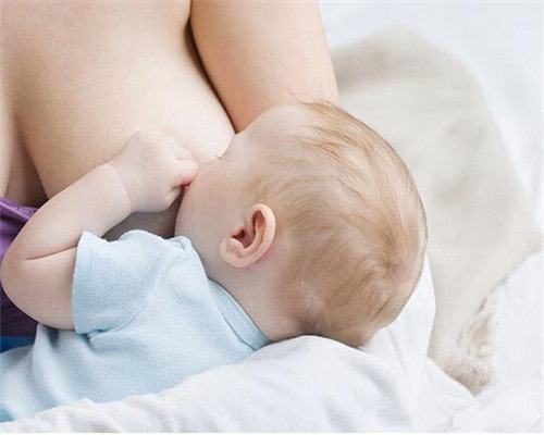 新生儿吃奶次数频繁是什么原因 正常吗？1