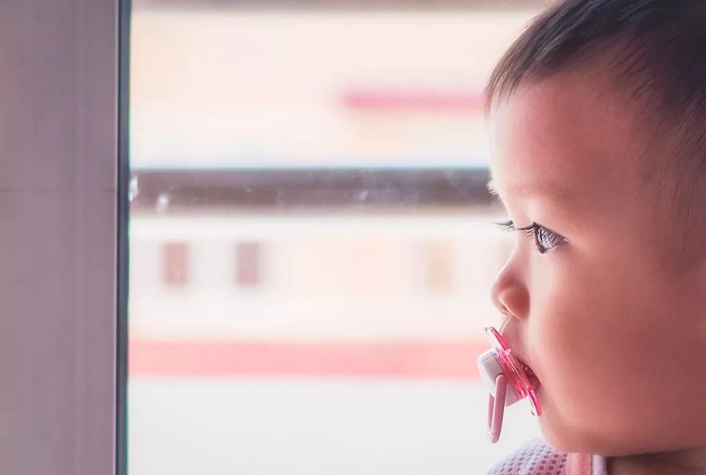 老是责怪孩子“人来疯”？其实是缺爱！