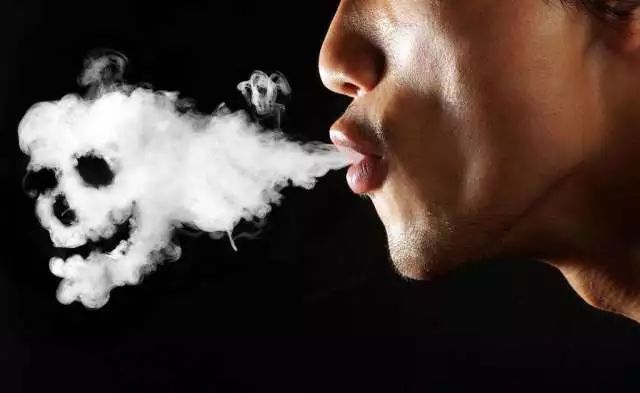 4岁小男孩淡定抽烟，就是什么样的父母？