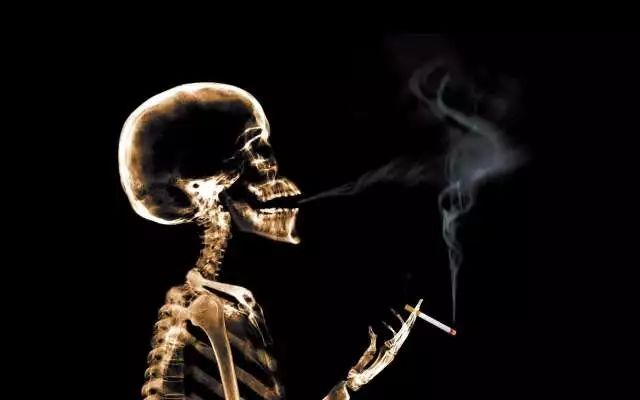4岁小男孩淡定抽烟，就是什么样的父母？