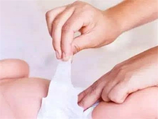 怎么给新生儿穿纸尿裤1