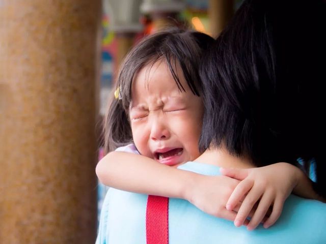 认人、粘乎、“不要走”,娃的分离焦虑期要怎么度过?