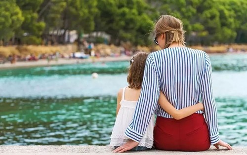 “女子扒阻高铁门”引起热议，你是怎么看待的？
