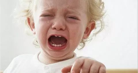 孩子哭闹，父母别再只会说“闭嘴”了！