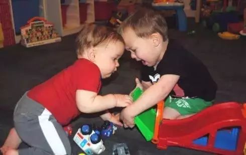 宝宝一言不合就打人，如何化解他的坏脾气？