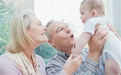 隔代人带娃矛盾多?哪对父母没有狼狈过?
