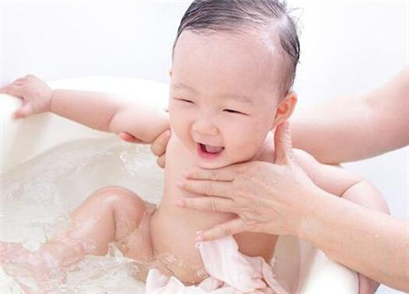 新生儿冬天洗澡水温多少合适