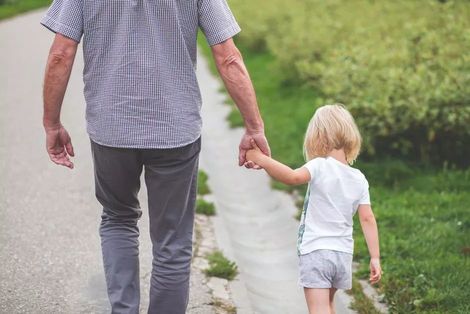 别再黑“老人们”，隔代教养其实对孩子成长好处多多