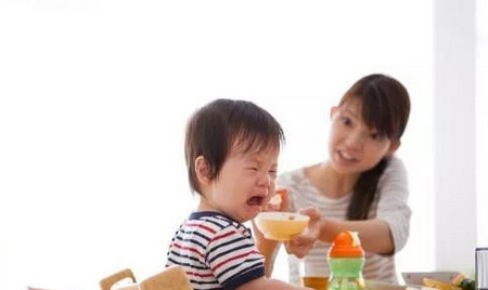 两岁宝贝频繁扔东西，家长该怎么惩罚？