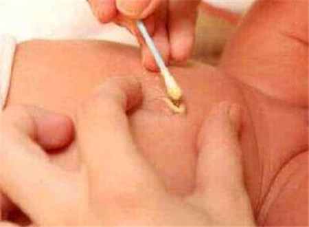 新生儿秋季洗完澡擦什么 宝宝皮肤褶皱和肚脐要重点护理
