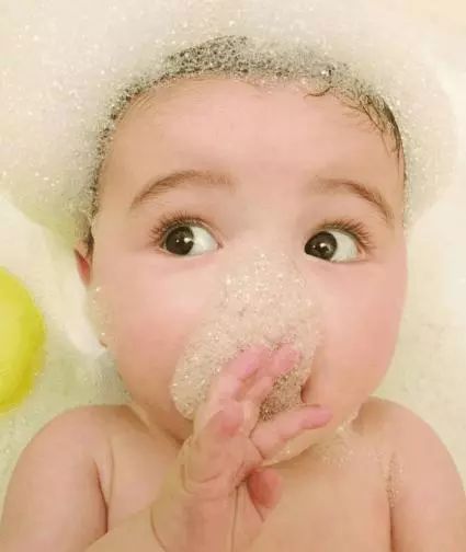 为什么宝宝吃奶的时候,总爱盯着妈妈看?