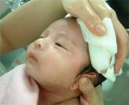 新生儿刚睡醒能洗澡吗 做错这一步可能导致宝宝受凉