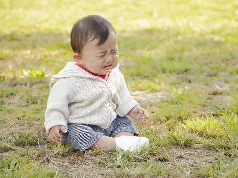孩子摔倒,三种不同的态度培养三种宝宝