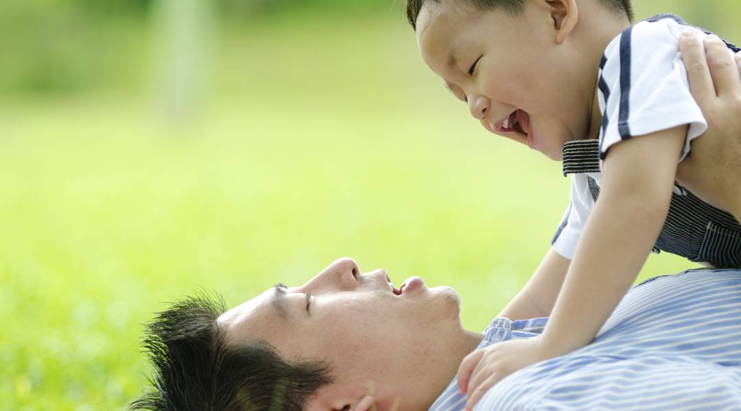 宝宝先叫爸爸还是妈妈?和谁亲,就先叫谁吗?