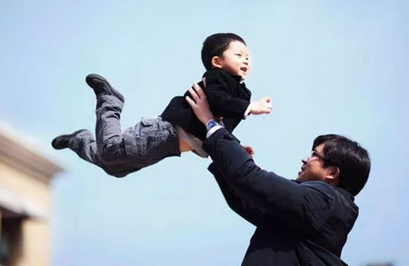 父亲和母亲在家庭教育中扮演什么角色,能助力孩子飞得更高更远?
