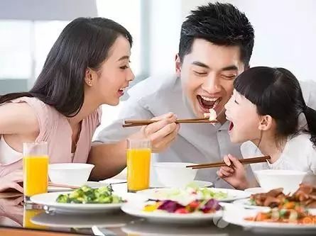 孩子将来有没有出息,看他吃饭第一筷子夹给谁就知道了!