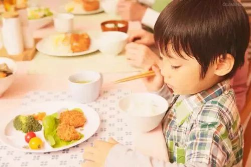 孩子将来有没有出息,看他吃饭第一筷子夹给谁就知道了!