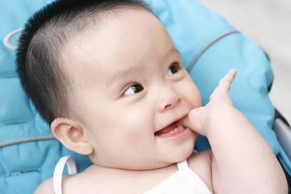 为什么妈妈走到哪,小宝宝喜欢盯在哪???