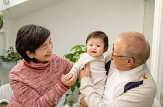 妈妈再累也别让这4类老人带孩子,否则会毁掉孩子!