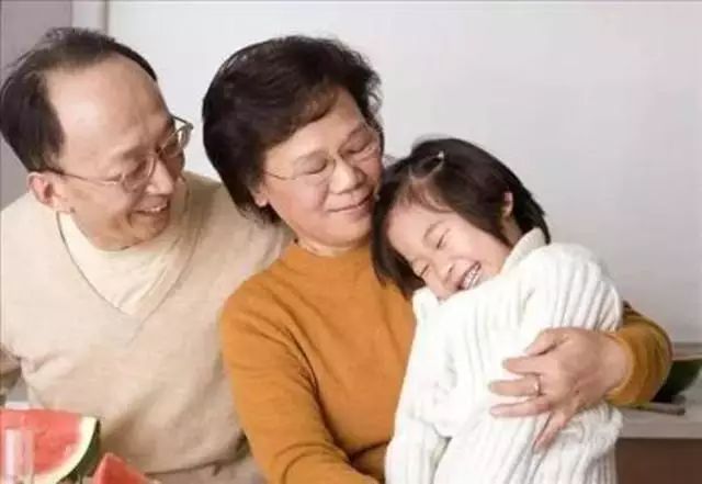 妈妈再累也别让这4类老人带孩子,否则会毁掉孩子!