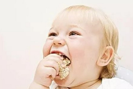 宝宝白天在幼儿园吃不饱,晚上回来又暴饮暴食,你家娃是吗?