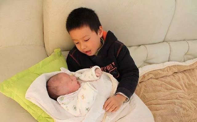 二胎家庭独有的3个优势!看看就羡慕!