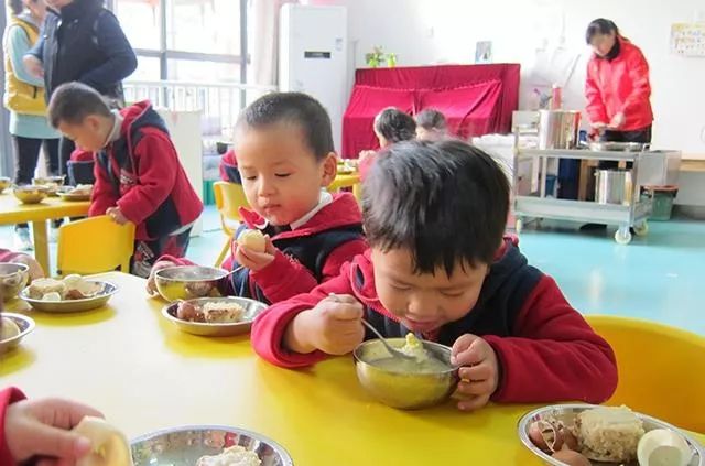 天冷了,孩子总爱赖床怎么办?这样做,孩子上学不迟到!