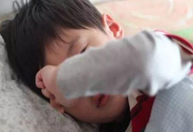天冷了,孩子总爱赖床怎么办?这样做,孩子上学不迟到!