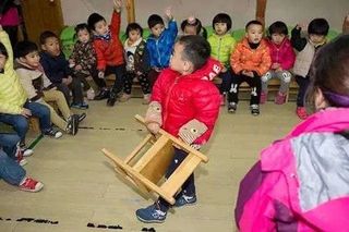 天冷了,孩子总爱赖床怎么办?这样做,孩子上学不迟到!
