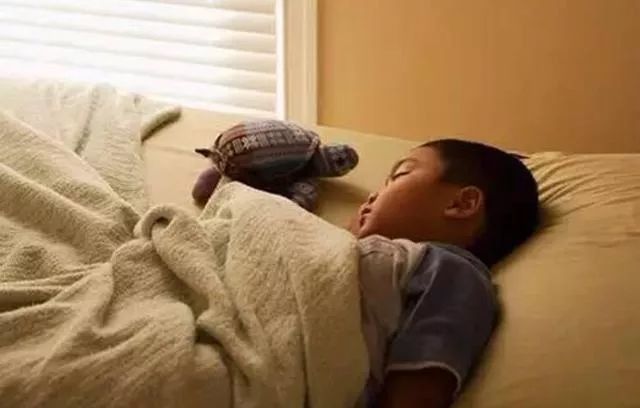 天冷了,孩子总爱赖床怎么办?这样做,孩子上学不迟到!