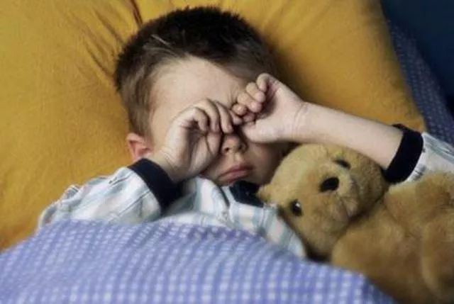天冷了,孩子总爱赖床怎么办?这样做,孩子上学不迟到!