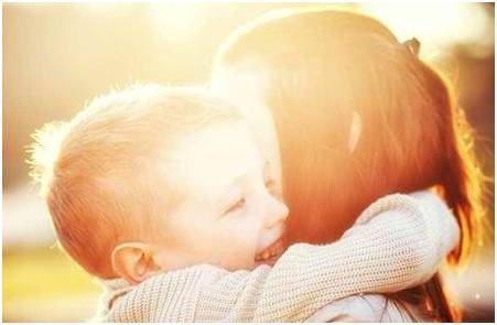 孩子哭着说不想去幼儿园，到了幼儿园又没事，家长该怎么做？？？