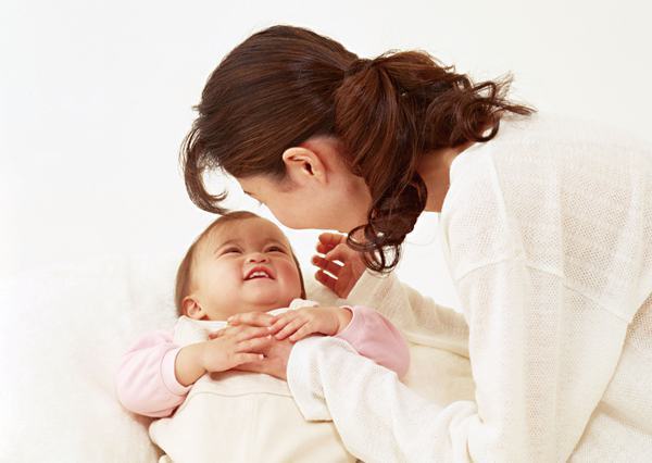 孩子开始吃爸爸的醋，还会嫉妒.......那是因为情感敏感期到了！