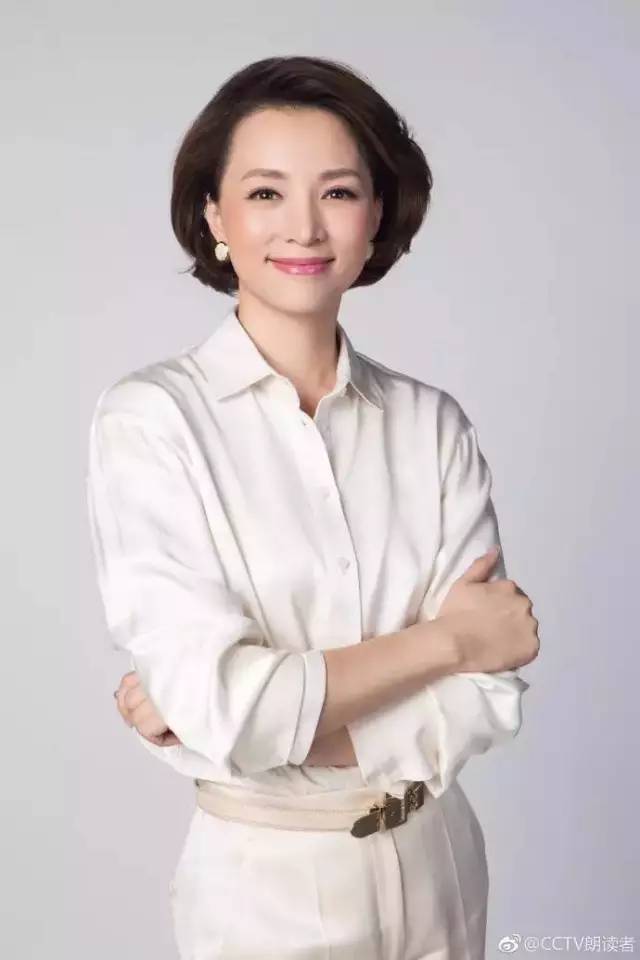 董卿3分钟里的3次“跪下”,暴露了家庭教育的真相!