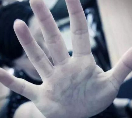 如果身边的人都不守规矩,我们该怎样教育孩子???