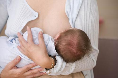新生儿吃母乳拉肚子怎么回事 宝宝喝母乳就拉肚子的原因是什么1