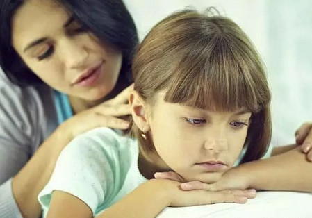 女儿在幼儿园和小朋友们一起过生日,终于不那么安静了......