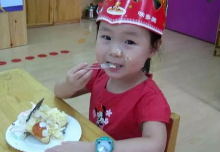 女儿在幼儿园和小朋友们一起过生日,终于不那么安静了......