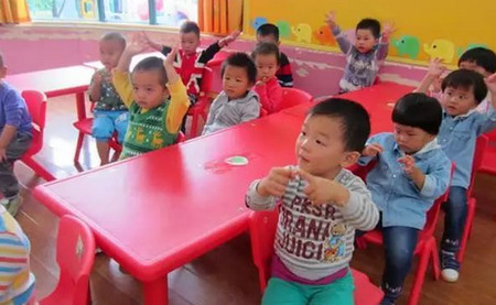 女儿在幼儿园和小朋友们一起过生日,终于不那么安静了......