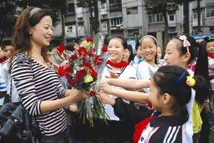 那个从幼儿园到小学毕业没给老师送礼的家长,他的孩子吃亏了吗?
