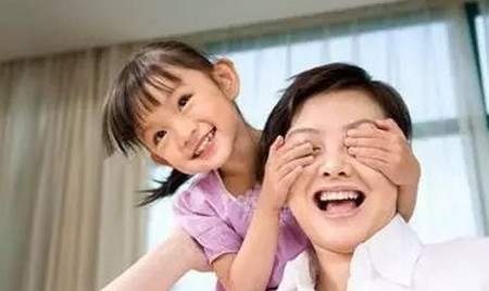 外国妈妈说宝宝哭了不要理，这种情况适不适合我们的宝宝？