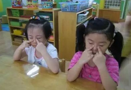 宝宝在幼儿园也很容易学坏,家长可得好好教育管理啦!