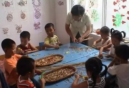 宝宝在幼儿园也很容易学坏,家长可得好好教育管理啦!