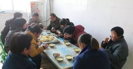 幼儿园里的午饭,每个学校都不同!你家宝宝能吃得惯不?