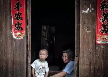 三岁的孩子抽烟喝酒似模似样，您把我儿子教的可真像”大老板“呀！