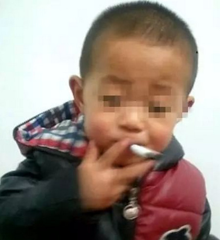 三岁的孩子抽烟喝酒似模似样，您把我儿子教的可真像”大老板“呀！