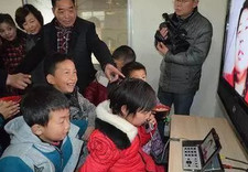 三岁的孩子抽烟喝酒似模似样，您把我儿子教的可真像”大老板“呀！
