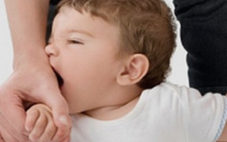 孩子5岁不自觉的抓人、咬人,其实是这两个原因!